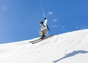 9you娱乐-F1新赛季揭幕战之夜，范戴克进攻端无人可挡，跨界传奇如何点燃体育狂潮？