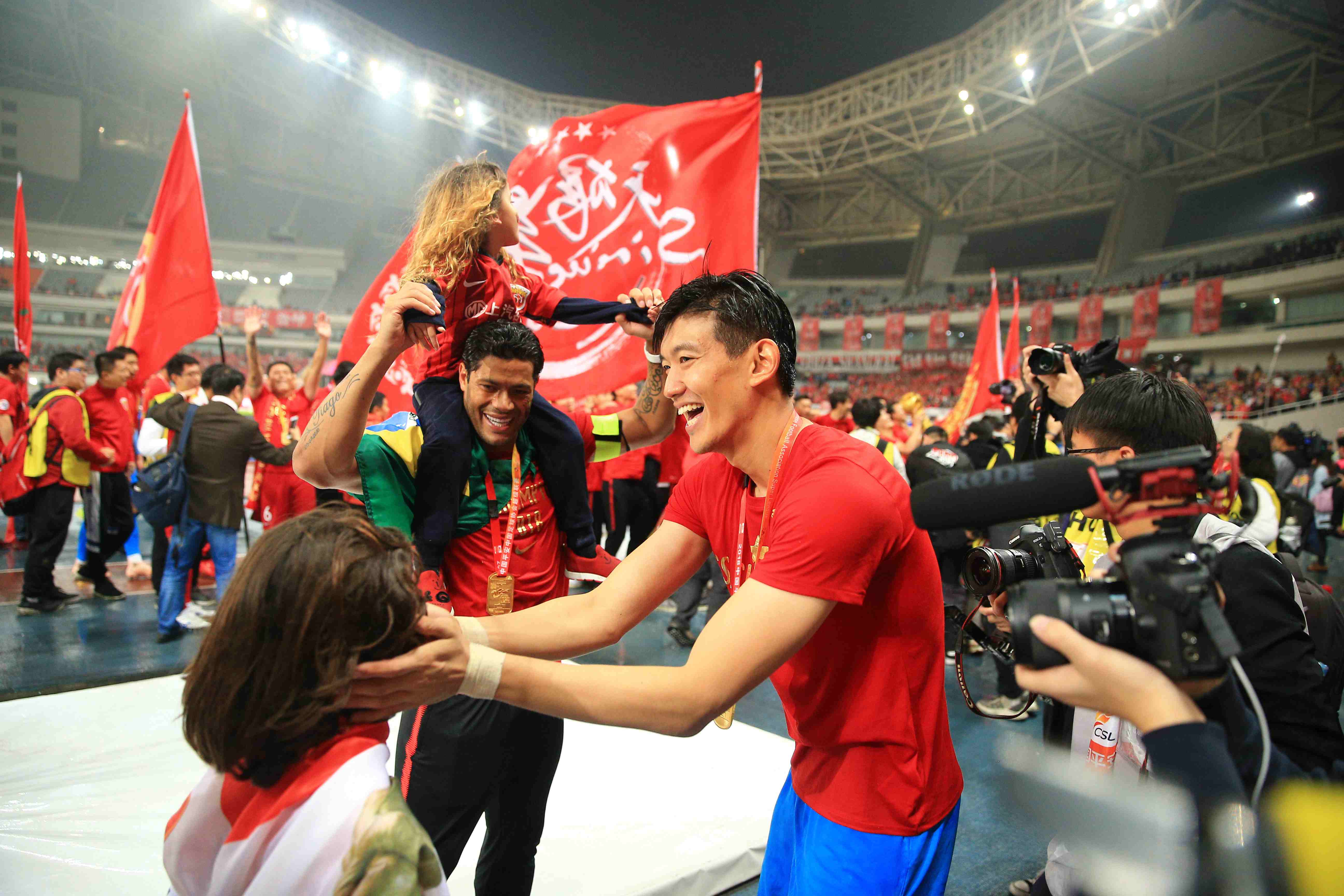 包含武汉卓尔卫冕冠军，夺得中超榜首位置的词条