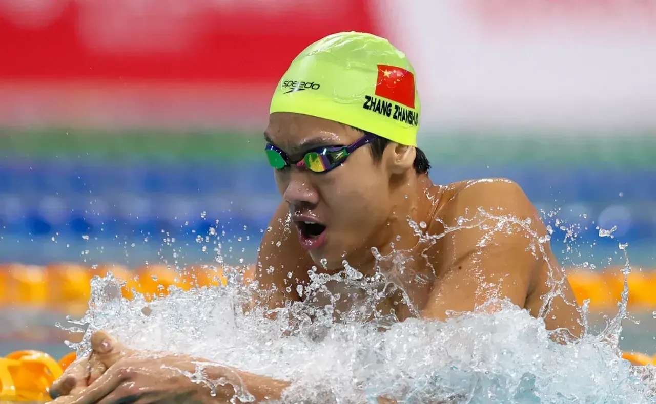 新加坡游泳选手在比赛中创造记录
