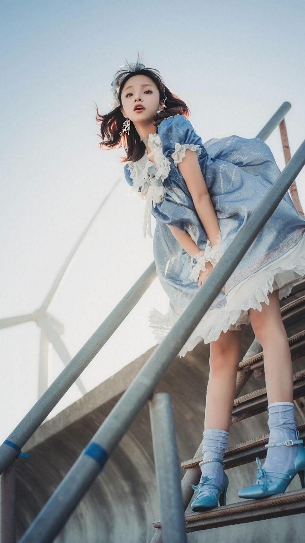 绿茵场外的德比，当西甲焦点战遇上CBA的提前终结悬念